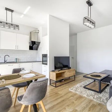 Night Jurajska Lotnisko Chopina * وارسو