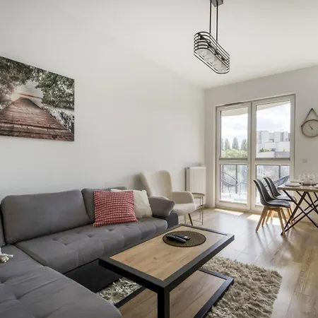 Night Jurajska Lotnisko Chopina アパート *